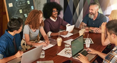 un groupe de jeunes réunions autour d'une table pour travailler ensemble