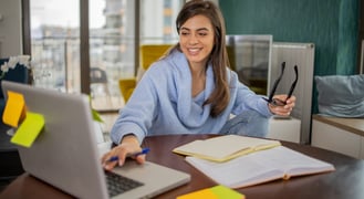 femme qui suit une formation en ligne à distance en asynchrone