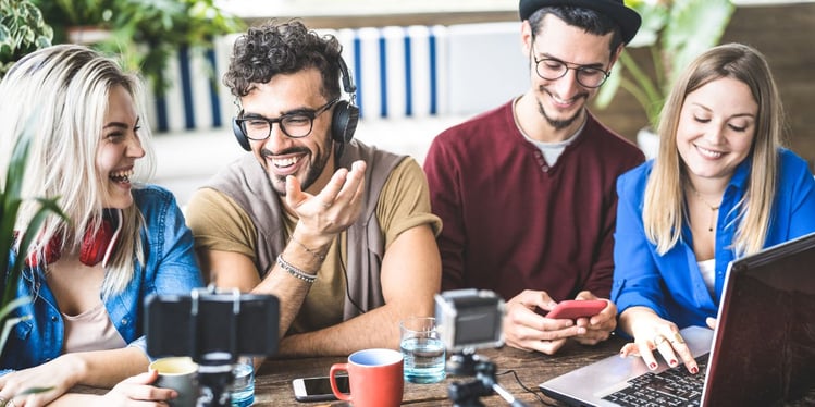 Un groupe de collaborateurs crée du contenu vidéo