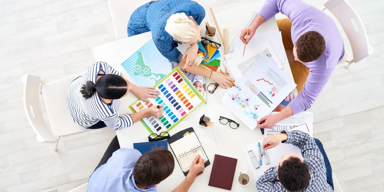 medewerkers samenwerken aan tafel