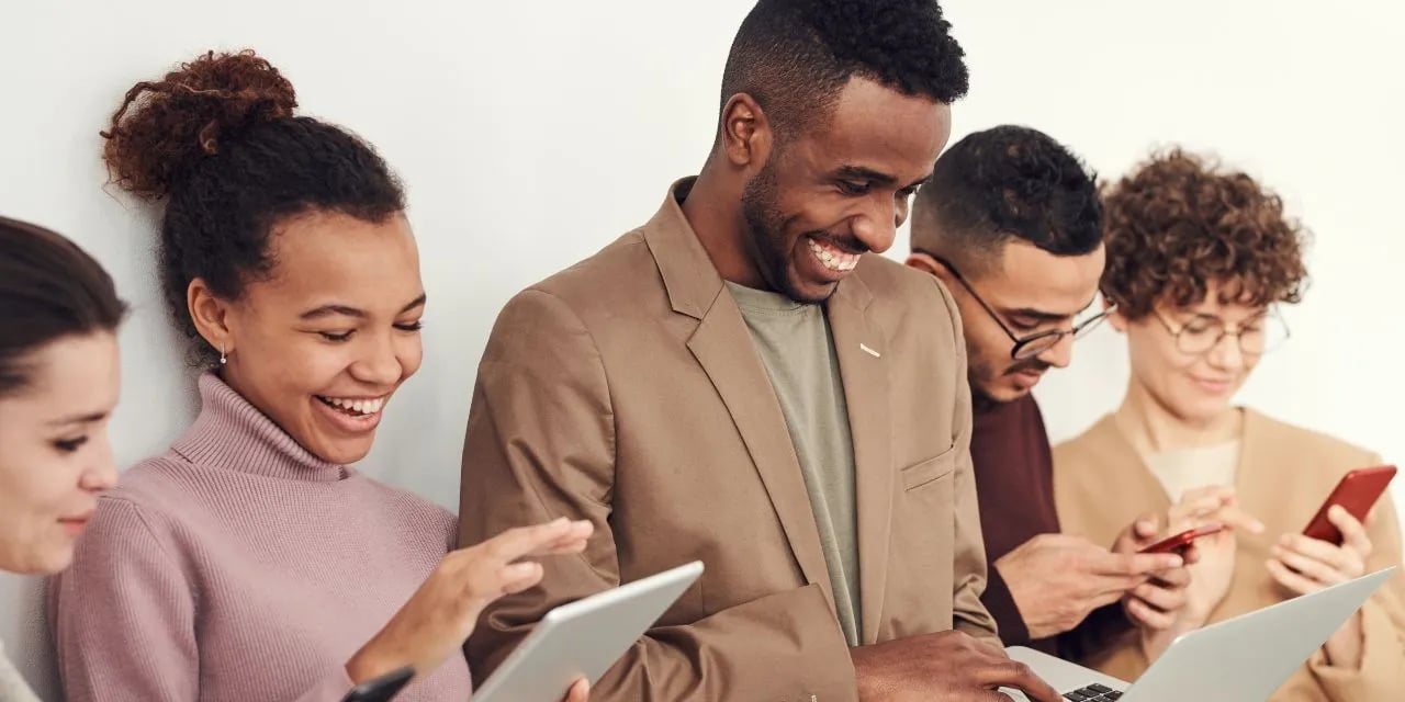 Un groupe de collègues travaille sur tablettes