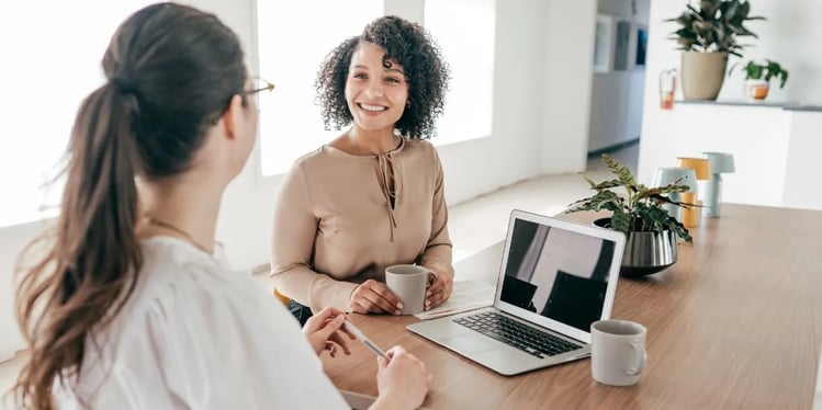 Une RH accueille une nouvelle collaboratrice