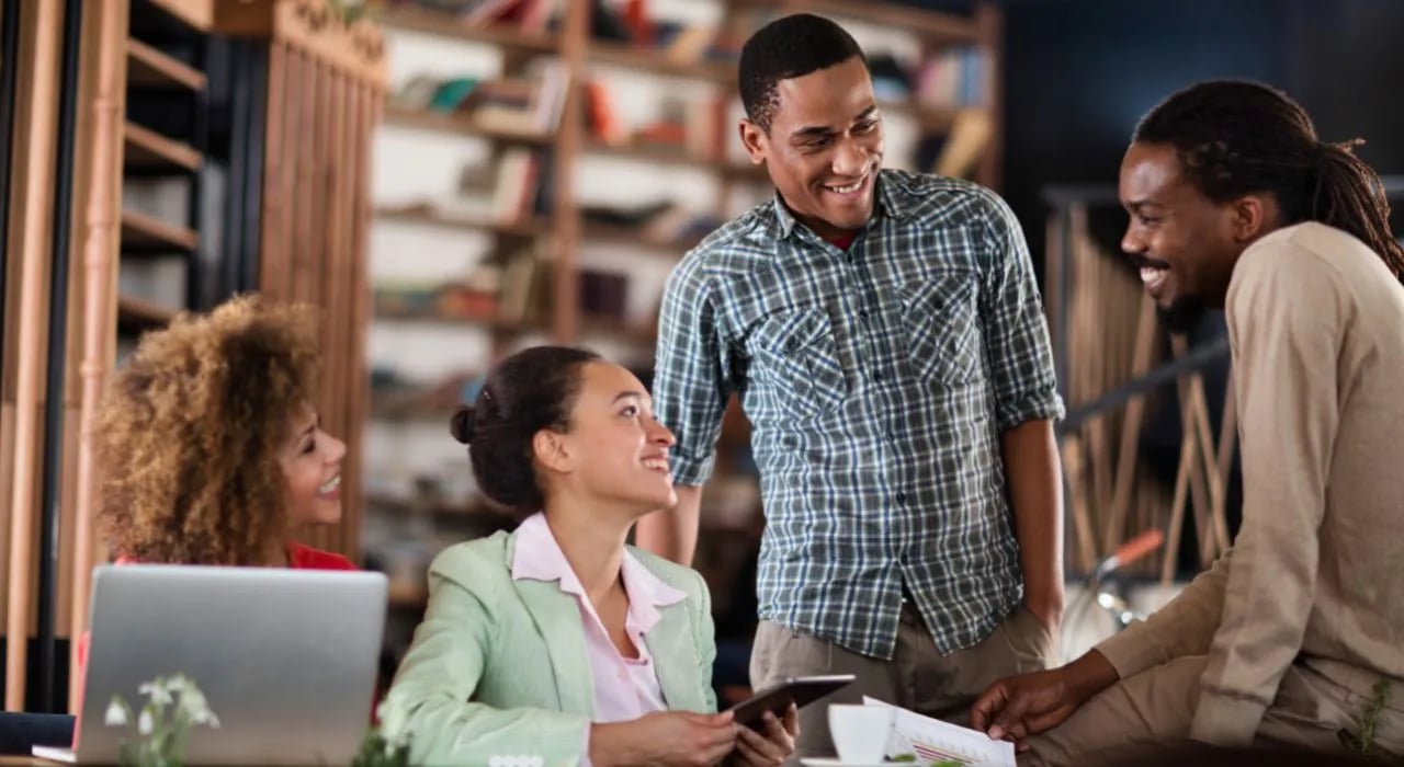 Une équipe de collaborateurs discutent avec le sourire