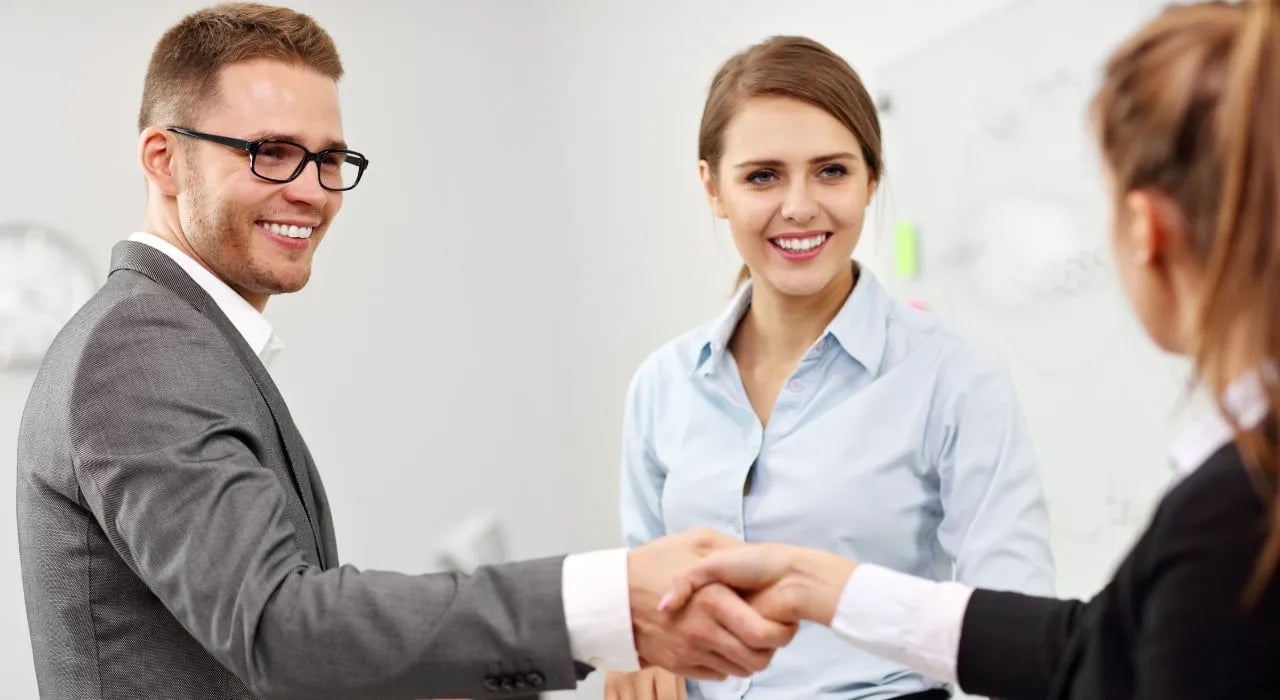 Deux nouveaux collègues se rencontrent