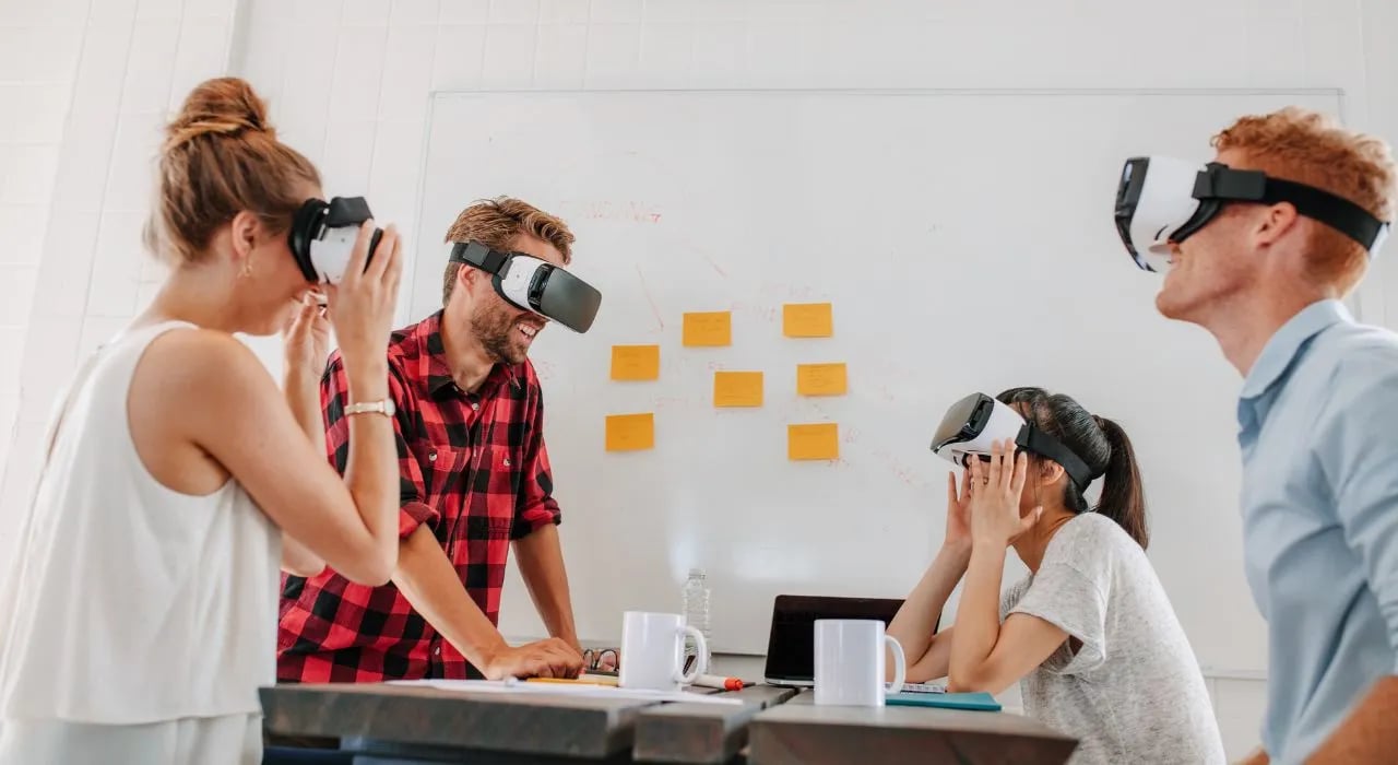 Des salariés effectuent une formation en réalité virtuelle