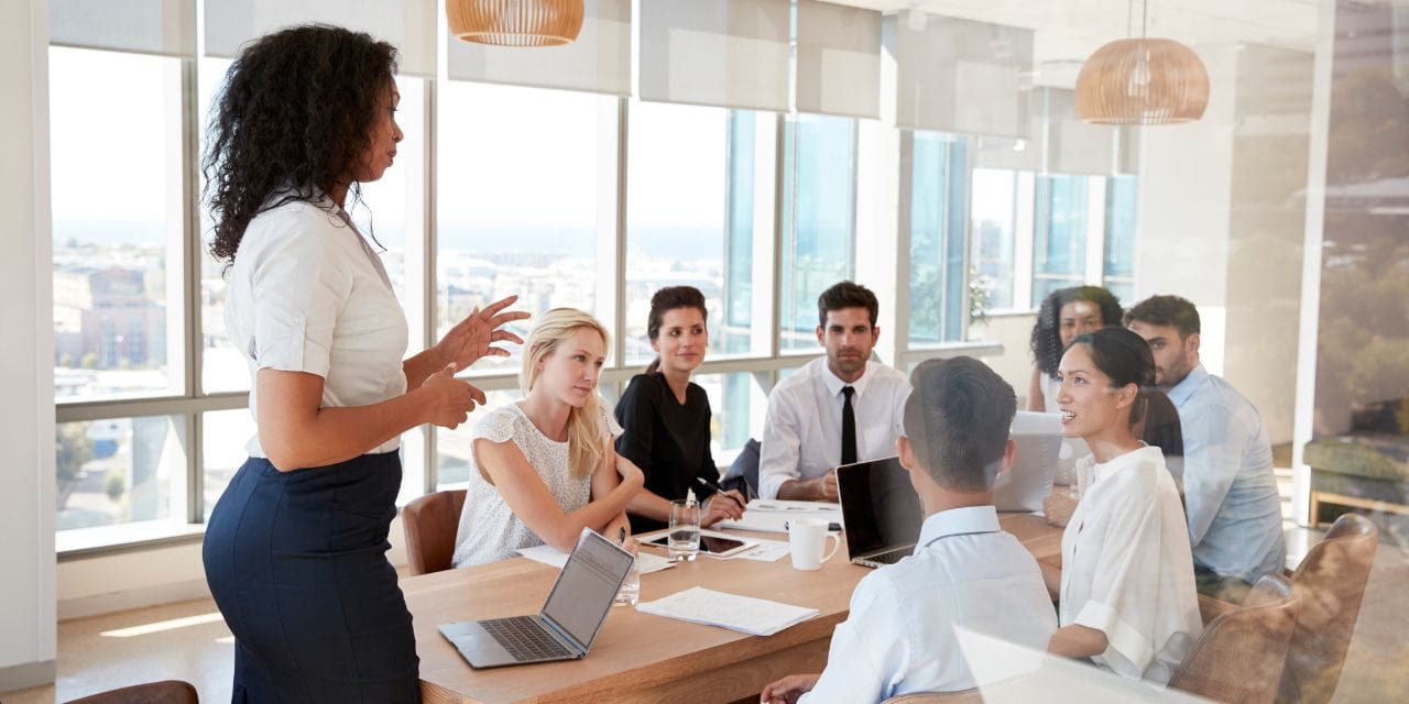 La team leader est en réunion avec son équipe