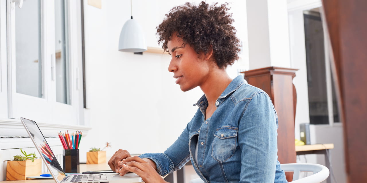 Une formatrice est en train de créer une formation e-learning