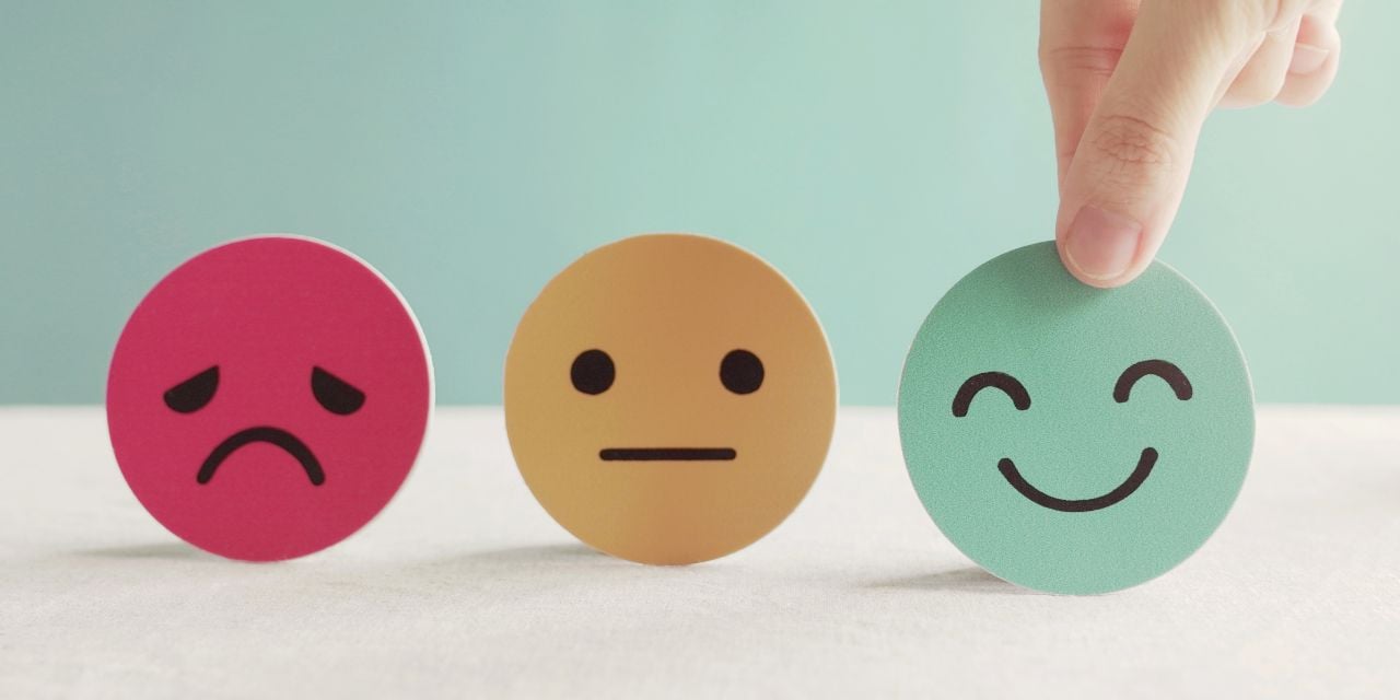Un ensemble de smileys en colère, neutre et heureux