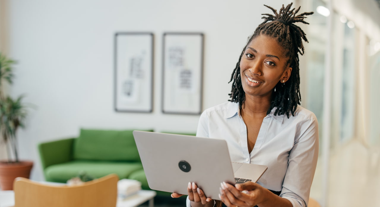 Une responsable de formation prépare un module de formation en télétravail
