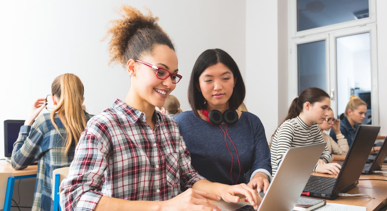 Des salariés participent à une formation professionnelle en présentiel