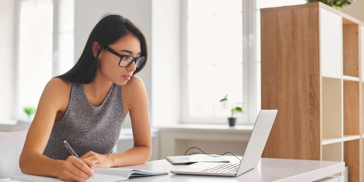 femme sur son PC à suivre l'évolution de ses cours e-learning