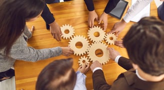 collaborateurs qui travaillent ensemble 