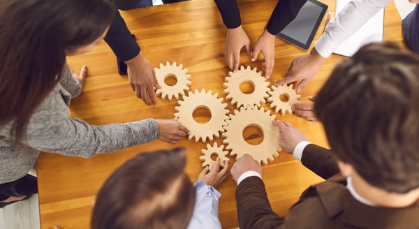 collaborateurs qui travaillent ensemble
