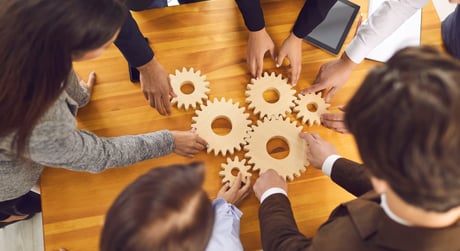 collaborateurs qui travaillent ensemble