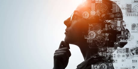 une femme qui reflechis, avec un fondu de ce son esprit qui contient tous les outils qu'elle utilise pour représenter l'IA