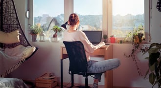 femme qui travaille à distance de son appartement