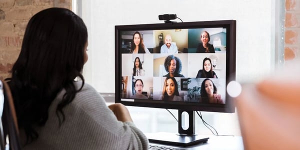 Vrouw voor desktop video bellen