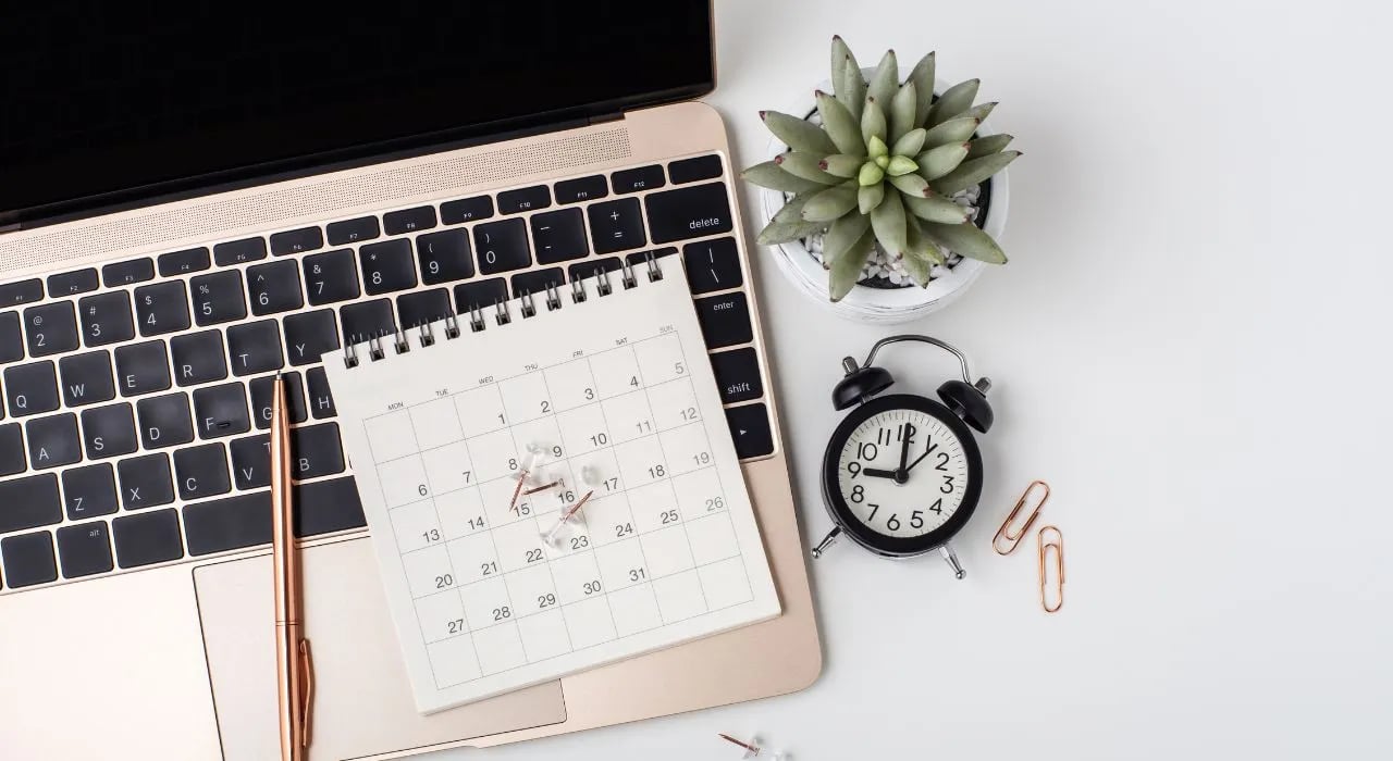 Macbook met kalender op een bureau