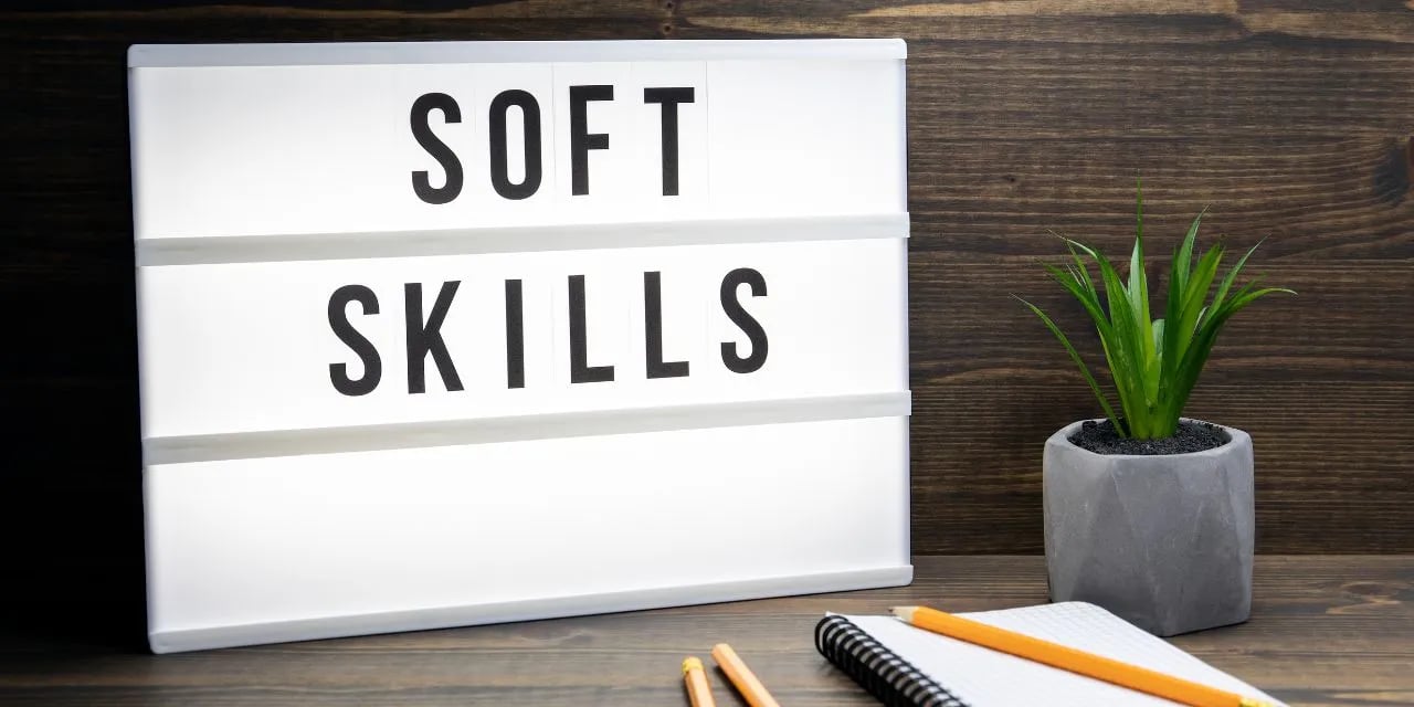 bord met letters soft skills