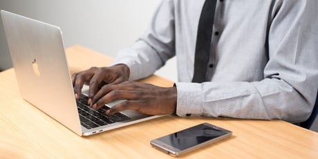 Wat zijn de voor- en nadelen van e-learning?