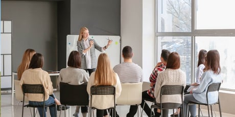 une équipe qui écoute attentivement une présentation