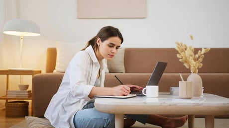 image de quelqu'un qui calcule son budget sur une table