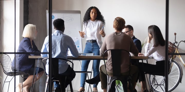 une femme présente les résultats d'un workshop