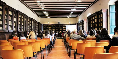 une formation ayant lieu dans une grande salle