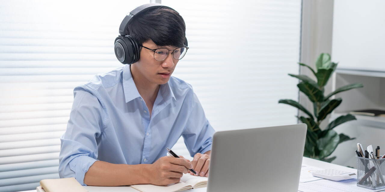 homme devant son mac travail sur un projet e-learning