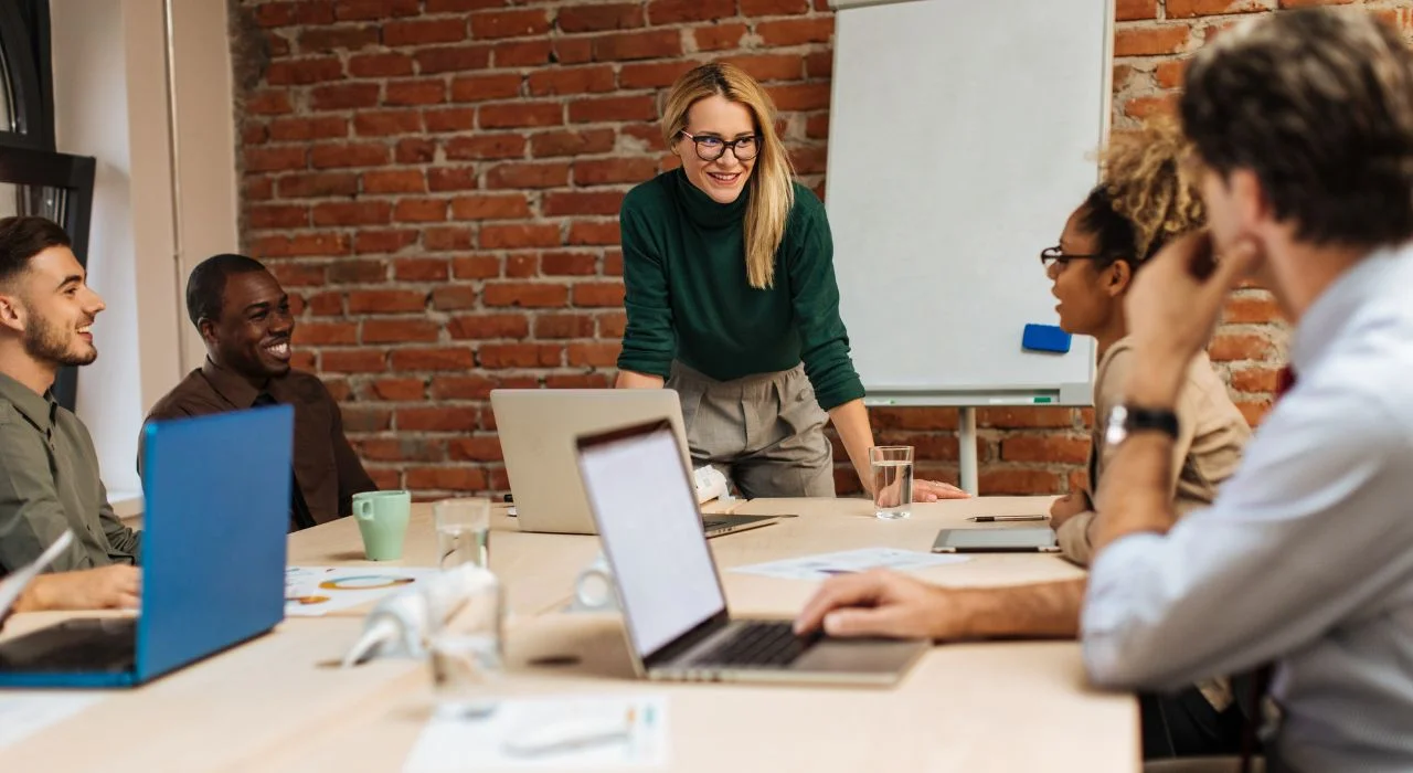 Arbeitskolleg:innen im Brainstorming