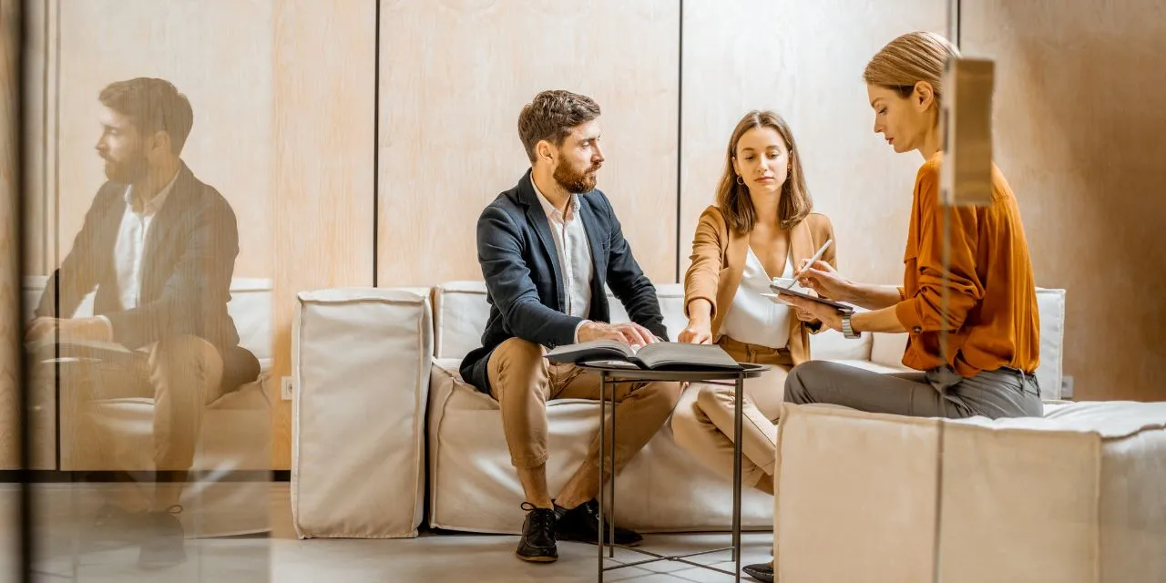 Drie personen in gesprek