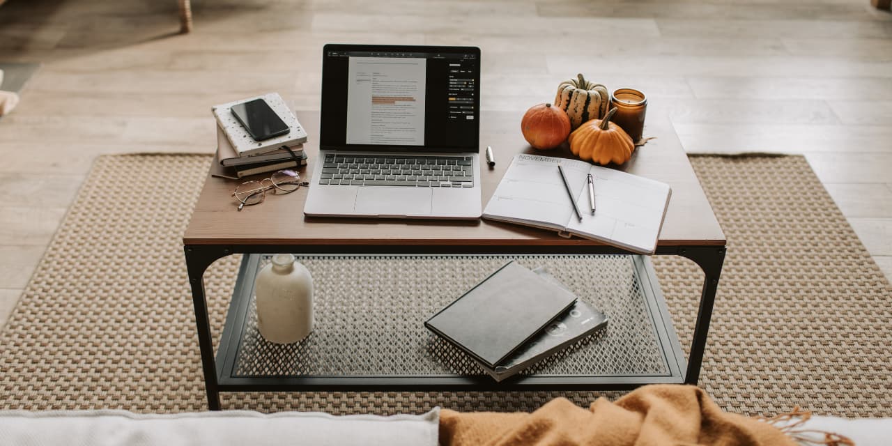 flexibilité au travail - un bureau ergonomique avec tous les éléments pour travailler confortablement, image qui symbolise la flexibilité au travail.
