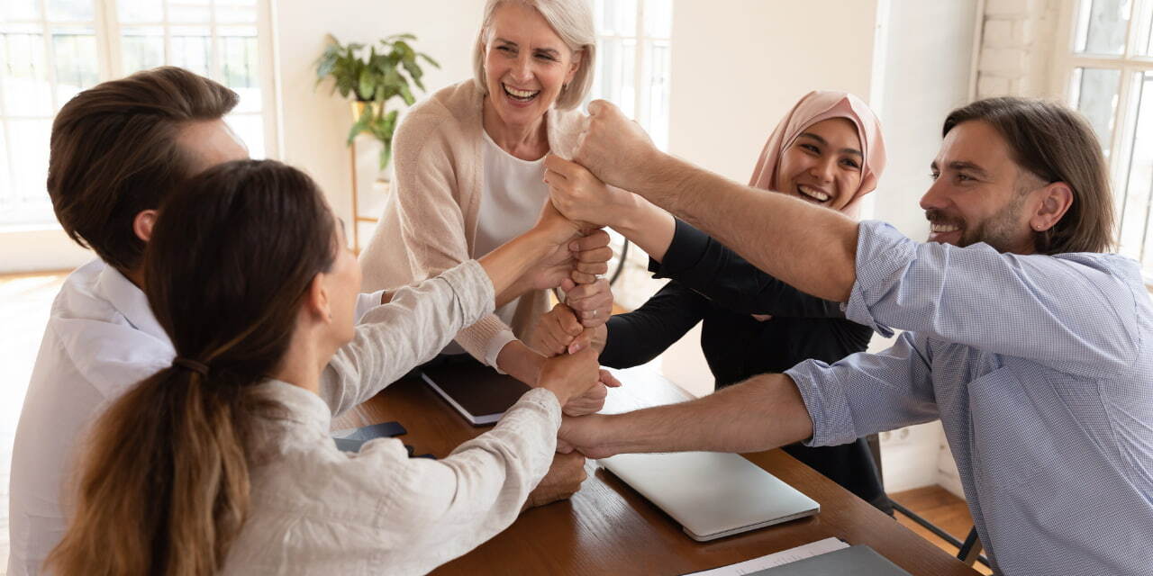 groupe de collaborateurs célèbrent autour d'une table
